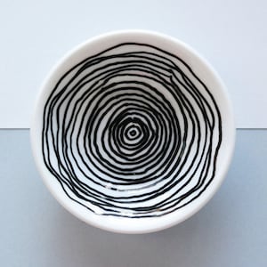 Ceramic sauce dish in crazy line design