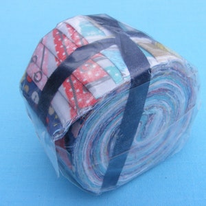 Quilter&#39;s Palette Sewing theme fabric jelly roll 20 - 2 1/2 x 42&quot; Strips cotton