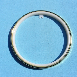 Embroidery Hoop - 5 inch - plastic finishing hanging frame (select: gold, green or beige tan)