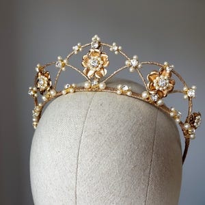 Bridal pearl crown Crystal wedding crown Bridal tiara Wedding pearl tiara Gold crown Bridal crystal crown Wedding hair accessories