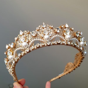 Bridal tiara Wedding pearl crown  Bridal crown with pearl and crystal Wedding pearl tiara Gold tiara Bridal crystal crown