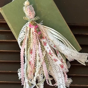 Tassel Bookmark: Pink and Green