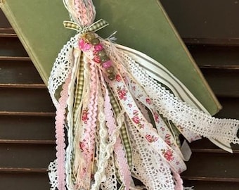 Tassel Bookmark: Pink and Green