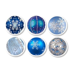 Könnte beinhalten: Ein Set aus sechs runden Ornamenten mit verschiedenen blau-silbernen Designs. Die Kollektion umfasst Muster aus weißen Schneeflocken, vertikalen Glitzerstreifen, geschwungenen silbernen Linien und filigranen blattartigen Motiven auf runden Oberflächen.
