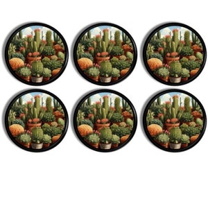 Könnte beinhalten: Sechs runde schwarze Untersetzer mit einem farbenfrohen Kaktusgarten-Design. Jeder Untersetzer zeigt eine Vielzahl von Kakteen in verschiedenen Größen und Farben, mit einem Hintergrund aus blauem Himmel und weißen Wolken.