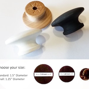 Puede incluir: Tres pomos de armario en diferentes colores y tama&ntilde;os. Un pomo de madera con acabado natural, un pomo negro y un pomo blanco. Los pomos tienen un di&aacute;metro de 1,5 pulgadas y 1,25 pulgadas.