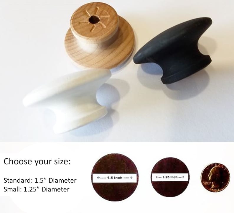 Puede incluir: Tres pomos de armario en diferentes colores y tama&ntilde;os. Un pomo de madera con acabado natural, un pomo negro y un pomo blanco. Los pomos tienen un di&aacute;metro de 1,5 pulgadas y 1,25 pulgadas.