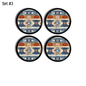 Op de afbeelding: Set van vier ronde onderzetters met een zwarte rand. Elke onderzetter heeft een op het zuidwesten ge&iuml;nspireerd ontwerp in blauw, oranje en cr&egrave;me. De onderzetters hebben een textuur en zijn in een vierkant gerangschikt.