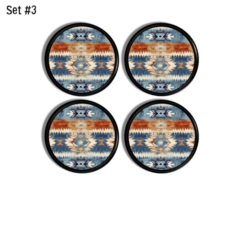 Op de afbeelding: Set van vier ronde onderzetters met een zwarte rand. Elke onderzetter heeft een op het zuidwesten ge&iuml;nspireerd ontwerp in blauw, oranje en cr&egrave;me. De onderzetters hebben een textuur en zijn in een vierkant gerangschikt.