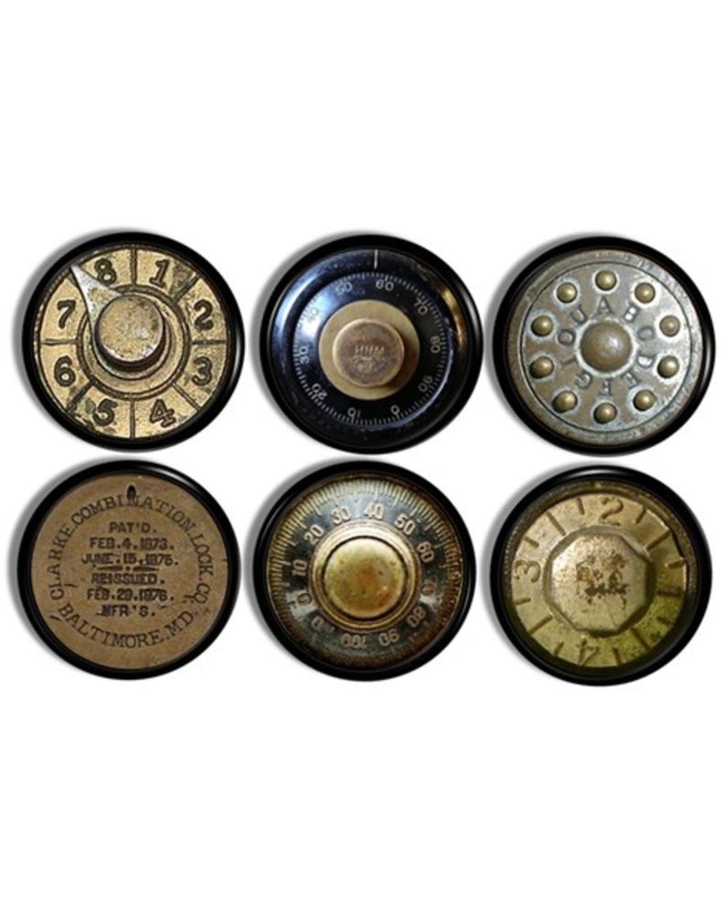 Puede incluir: Seis diales de cerradura de combinaci&oacute;n vintage con bordes negros y n&uacute;meros y marcas de color lat&oacute;n. Los diales tienen diferentes dise&ntilde;os y n&uacute;meros. Un dial tiene el texto "CLARKE COMBINATION LOCK CO. PAT'D FEB. 4. 1873. JUNE. 15. 1876. REISSUED. FEB. 29. 1976. MFR'S. BALTIMORE. MD."