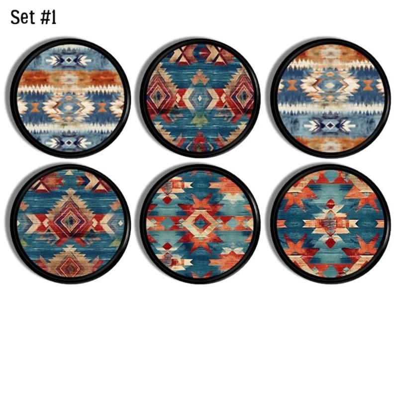 Op de afbeelding: Set van zes ronde onderzetters met een zwarte rand. Elke onderzetter heeft een geometrisch patroon in Southwestern-stijl in blauw, oranje en cr&egrave;me. De onderzetters beschermen oppervlakken tegen vlekken.