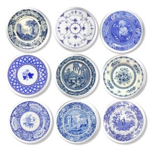 Peut inclure: Neuf assiettes décoratives bleues et blanches avec divers motifs. Les assiettes présentent des paysages, des motifs floraux et des motifs géométriques. Les assiettes sont disposées en grille sur fond blanc.