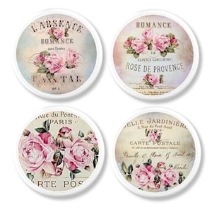 Peut inclure: Une tasse en céramique blanche avec une anse noire et le texte "But First, Coffee" en gras noir. La tasse est posée sur un fond neutre, soulignant son design simple.