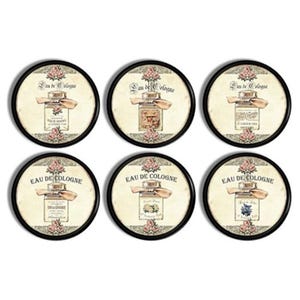 Peut inclure: Six dessous de verre ronds avec une bordure noire, chacun présentant un design de flacon de parfum vintage. Les dessous de verre comportent les mots "Eau de Cologne" et une illustration florale. Le fond est de couleur crème.