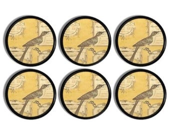 Boutons vintage Bird – Poignées de tiroir Cottagecore en toile d'oiseau chanteur, inscription grise sur jaune antique, décoration champêtre française minable 215B9.