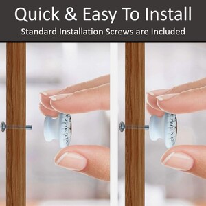 Puede incluir: Primer plano de un pomo de cer&aacute;mica blanca con un dise&ntilde;o en blanco y negro que se est&aacute; atornillando en una puerta de madera. El pomo est&aacute; siendo sujetado por una mano. El texto "Quick & Easy To Install" y "Standard Installation Screws are Included" es visible en la parte superior de la imagen.
