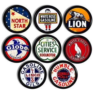 以下が含まれることがあります： ヴィンテージスタイルのガソリンスタンドのロゴが描かれた、丸い金属製の看板が9つあります。看板は、赤、白、青、黄、緑、黒など、さまざまな色で描かれています。ロゴには、「North Star」、「White Rose Gasoline」、「Lion」、「Globe Gasoline」、「Cities Service Koolmotor」、「White Eagle Gasoline」、「Linco Oils Gasoline」、「Humble Oils Gasoline」などのテキストが含まれています。