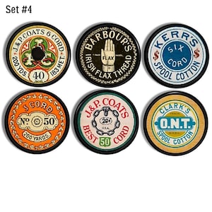 Op de afbeelding: Zes vintage spoelen garen met verschillende labels en ontwerpen. De spoelen zijn allemaal rond en hebben een zwarte rand. De labels zijn in verschillende kleuren en bevatten tekst zoals "J&P Coats", "Barbour's", "Kerr's", "Clark's" en "O.N.T."