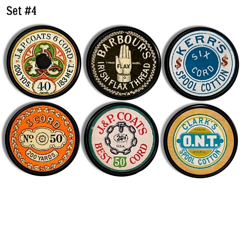 Op de afbeelding: Zes vintage spoelen garen met verschillende labels en ontwerpen. De spoelen zijn allemaal rond en hebben een zwarte rand. De labels zijn in verschillende kleuren en bevatten tekst zoals "J&P Coats", "Barbour's", "Kerr's", "Clark's" en "O.N.T."