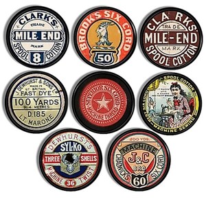 以下が含まれることがあります： カラフルなラベルとブランドが付いたヴィンテージのミシン糸スプールのコレクション。スプールには、ヤギ、星、ミシンをする女性など、さまざまなデザインが施されています。ラベルには、「Clark's Mile End」、「Brooks Six Cord」、「Superior Six Cord」、「Dewhurst's Sylko」、「Chadwick's J&C Bro Six Cord」などのテキストが記載されています。