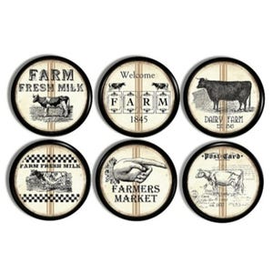 Könnte beinhalten: Sechs runde Untersetzer mit schwarzen Rändern. Jeder Untersetzer zeigt ein Vintage-Bauernhof-Design mit Text wie "Farm Fresh Milk" und "Farmers Market". Die Untersetzer zeigen Illustrationen von Kühen und anderen Elementen des Bauernhofs.
