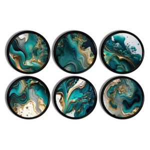 Peut inclure: Six dessous de verre ronds avec une bordure noire. Chaque dessous de verre présente un motif abstrait unique dans les tons de turquoise, d'or et de gris, ressemblant à un effet marbré. Les dessous de verre sont disposés en deux rangées de trois.