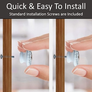 K&ouml;nnte beinhalten: Bild, das die Installation eines wei&szlig;en und blauen Schrankknaufs mit einer Schraube zeigt. Der Text oben lautet "Quick & Easy To Install" und "Standard Installation Screws are Included". Der Knauf wird in eine Holzt&uuml;r geschraubt.