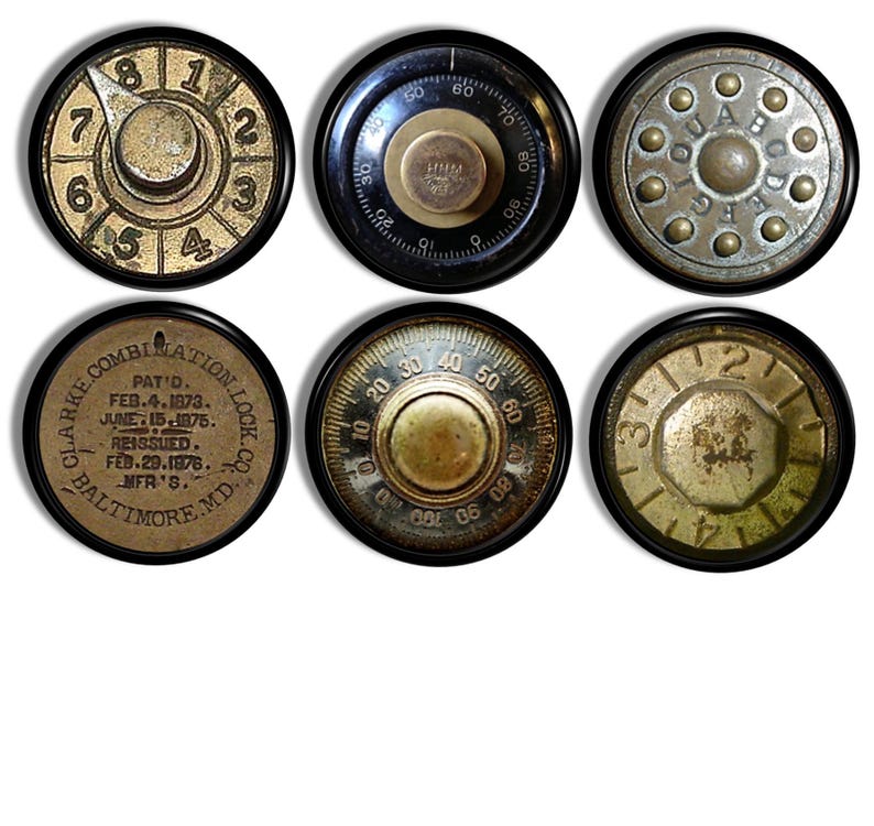 Puede incluir: Seis diales de cerradura de combinaci&oacute;n de aspecto antiguo con bordes negros. Los diales tienen diferentes dise&ntilde;os y n&uacute;meros. Un dial tiene el texto "CLARKE COMBINATION LOCK CO. BALTIMORE, MD. MFR'S. PAT'D. FEB. 4, 1973. JUNE 15, 1975. REISSUED. FEB. 29, 1976."