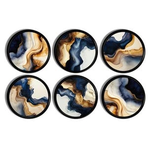 Könnte beinhalten: Sechs runde Wandkunstwerke mit schwarzen Rahmen. Jedes Stück zeigt ein abstraktes Design mit fließenden Mustern in Blau-, Gold- und Cremetönen, wodurch ein Marmoreffekt entsteht. Das Kunstwerk wird vor einem weißen Hintergrund präsentiert.