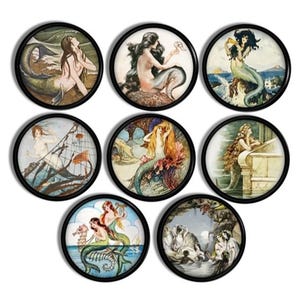 Peut inclure: Ensemble de huit pièces d'art décoratives rondes avec des illustrations de sirènes vintage. Chaque pièce est encadrée dans un cadre circulaire noir. Les sirènes sont représentées dans diverses poses, avec des cheveux flottants et des queues détaillées.
