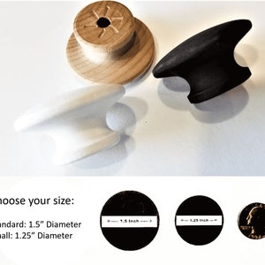 Op de afbeelding: Een verzameling massagegereedschappen in hout en zwart. De afbeelding toont een licht houten knop, een wit, gebogen gereedschap en een zwart, gebogen gereedschap. De tekst luidt: "Kies uw maat: Standaard: 3,8 cm diameter Klein: 3,2 cm diameter."