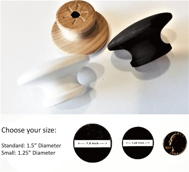 Op de afbeelding: Een verzameling massagegereedschappen in hout en zwart. De afbeelding toont een licht houten knop, een wit, gebogen gereedschap en een zwart, gebogen gereedschap. De tekst luidt: "Kies uw maat: Standaard: 3,8 cm diameter Klein: 3,2 cm diameter."