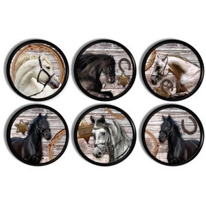 Könnte beinhalten: Sechs runde Untersetzer mit schwarzen Rahmen und einem Holzmaserungshintergrund. Jeder Untersetzer zeigt ein anderes Bild eines Pferdekopfes mit einem Hufeisen, einem Sheriffstern und einem Seil. Die Pferde sind schwarz und weiß.