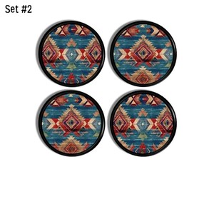 Op de afbeelding: Vier ronde onderzetters met een zwarte rand. Elke onderzetter heeft een blauw, rood en bruin geometrisch patroon. De tekst "Set #2" staat in de linkerbovenhoek.