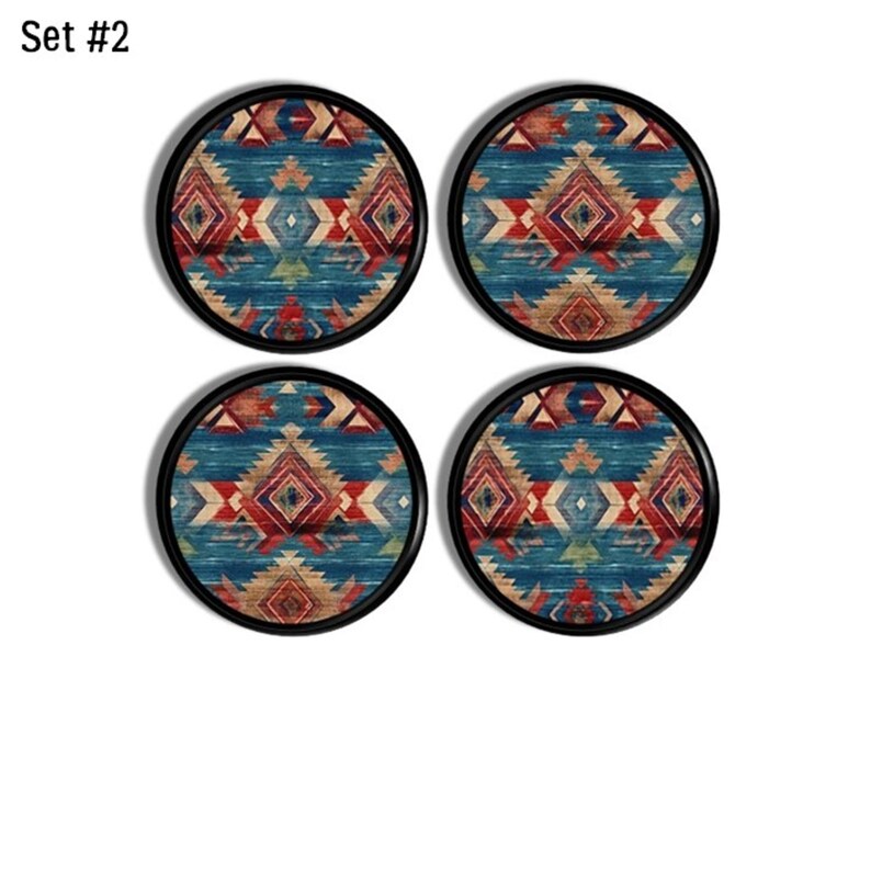 Op de afbeelding: Vier ronde onderzetters met een zwarte rand. Elke onderzetter heeft een blauw, rood en bruin geometrisch patroon. De tekst "Set #2" staat in de linkerbovenhoek.