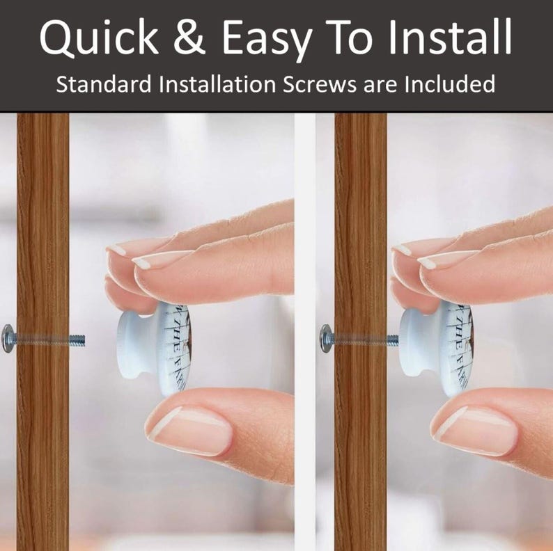 Op de afbeelding: Close-up van een witte keramische knop met een zwart-wit ontwerp dat in een houten deur wordt geschroefd. De knop wordt vastgehouden door een hand. De tekst "Quick & Easy To Install" en "Standard Installation Screws are Included" is zichtbaar bovenaan de afbeelding.