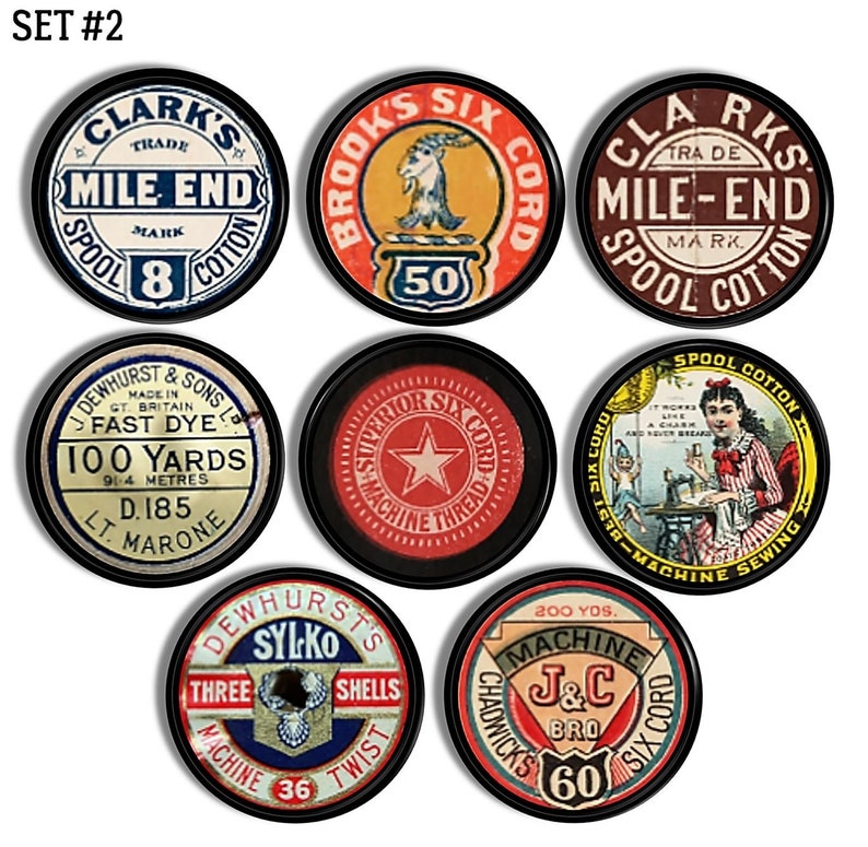 Op de afbeelding: Een verzameling vintage spoel katoenen labels met verschillende ontwerpen en tekst. De labels zijn rond en hebben een zwarte rand. Sommige van de labels bevatten de tekst "Clark's Trade Mile-End Mark", "Brooks Six Cord", "Superior Six Cord Machine Thread", "Dewhurst & Sons Made in Gt. Britain Fast Dye 100 Yards 91/4 Metres D.185 Lt. Marone", "Dewhurst's Sylko Three Shells Machine 36 Twist", en "Chadwick's 200 Yds. Machine J&C Bro 60 Six Cord".