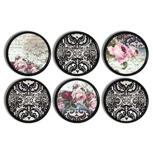 Peut inclure: Six dessous de verre ronds avec des bordures noires. Les dessous de verre présentent divers motifs, notamment des motifs floraux avec des roses roses et des imprimés damassés noirs et blancs ornés. Certains ont un fond de papier vieilli vintage.