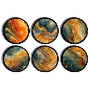 Peut inclure: Ensemble de six sous-verres ronds avec des motifs abstraits présentant des motifs tourbillonnants de bleu, vert et or. Les sous-verres ont un cadre noir.