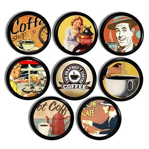 Könnte beinhalten: Ein Set aus drei Keramikbechern mit gesprenkelter, matter Oberfläche. Die Becher sind in Creme-, Hellgrau- und Dunkelgrautönen gehalten. Jeder Becher hat ein schlichtes, minimalistisches Design, ideal für Kaffee oder Tee.