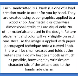 Op de afbeelding: Tekst op een witte achtergrond binnen een blauwe rand. De tekst beschrijft handgemaakte 360 knoppen op bestelling, met behulp van papieren afbeeldingen op houten knoppen. Het vermeldt dat dimensionale attributen alleen visueel zijn en dat patroon en kleur kunnen vari&euml;ren.