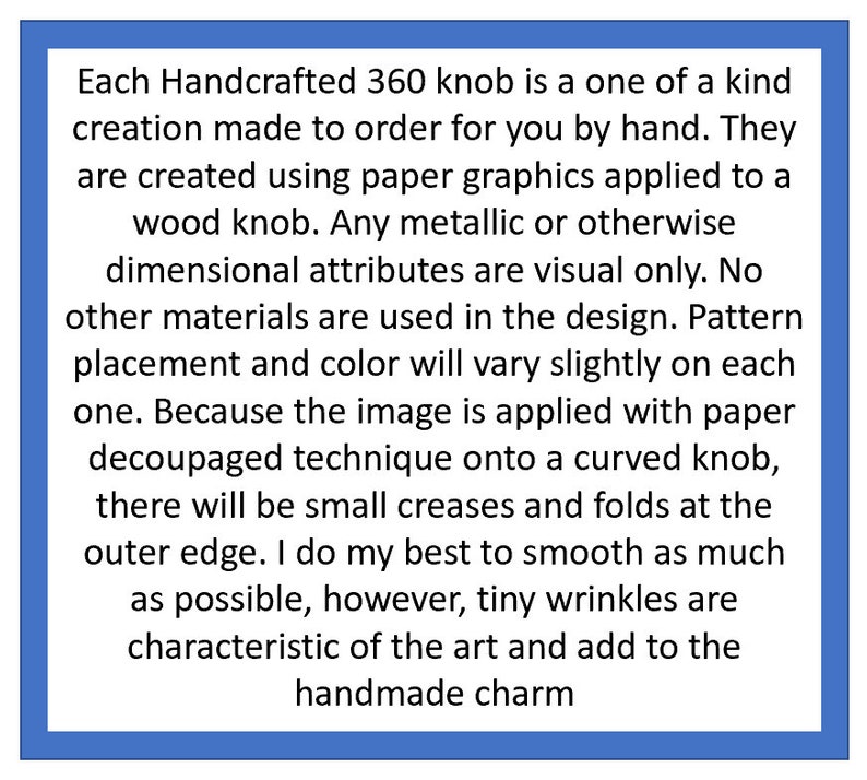 Op de afbeelding: Tekst op een witte achtergrond binnen een blauwe rand. De tekst beschrijft handgemaakte 360 knoppen op bestelling, met behulp van papieren afbeeldingen op houten knoppen. Het vermeldt dat dimensionale attributen alleen visueel zijn en dat patroon en kleur kunnen vari&euml;ren.