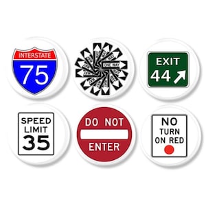 Peut inclure: Ensemble de six boutons ronds blancs avec des panneaux routiers. Comprend un panneau Interstate 75, un motif de flèche à sens unique, un panneau de sortie 44, un panneau de limitation de vitesse 35, un panneau d'interdiction d'entrer et un panneau d'interdiction de tourner au rouge.