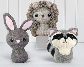 Backyard Critters 3 Felted Knitting Amigurumi Pattern avec lapin, hérisson et raton laveur