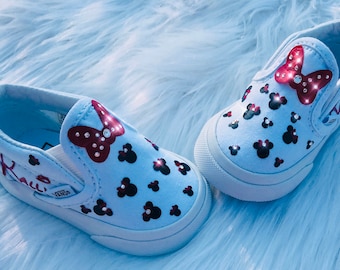 Nuevo blanco Minnie Mouse Disney o Mickey inspirado Vans Slip on personalizado con nombre y cristales de Swarovski (si elige) brillo