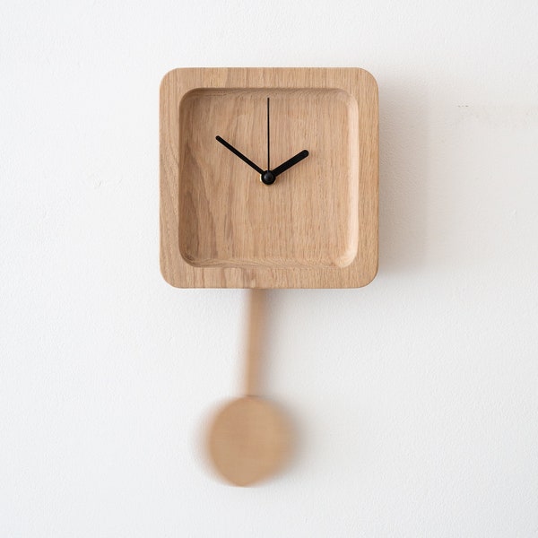 Horloge murale pendule carrée en bois de chêne