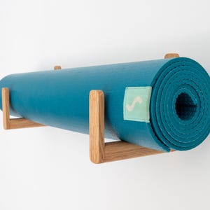 Krokar för yogamattor i trä i två längder, hållare för yogamattor i ek, väggfäste för pilatesmattor i trä, väggmonterad förvaring av yogamattor