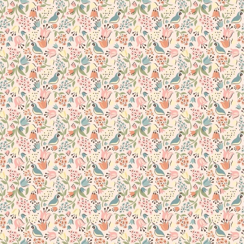 Puede incluir: Un patr&oacute;n repetitivo con p&aacute;jaros, flores y hojas en una paleta de colores suaves. El dise&ntilde;o incluye elementos rosas, azules, amarillos y melocot&oacute;n sobre un fondo crema. El patr&oacute;n floral es adecuado para tela o papel pintado.
