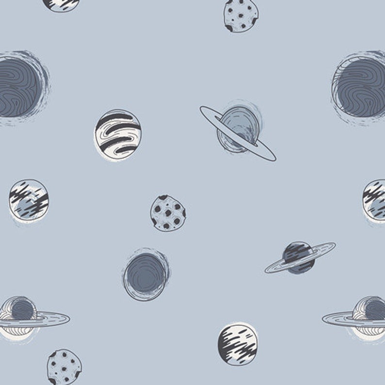 Puede incluir: Un fondo azul claro con un patr&oacute;n repetitivo de planetas y cuerpos celestes en tonos grises y blancos. El dise&ntilde;o incluye planetas con anillos, esferas texturizadas y formas de asteroides, creando un patr&oacute;n con tem&aacute;tica espacial.