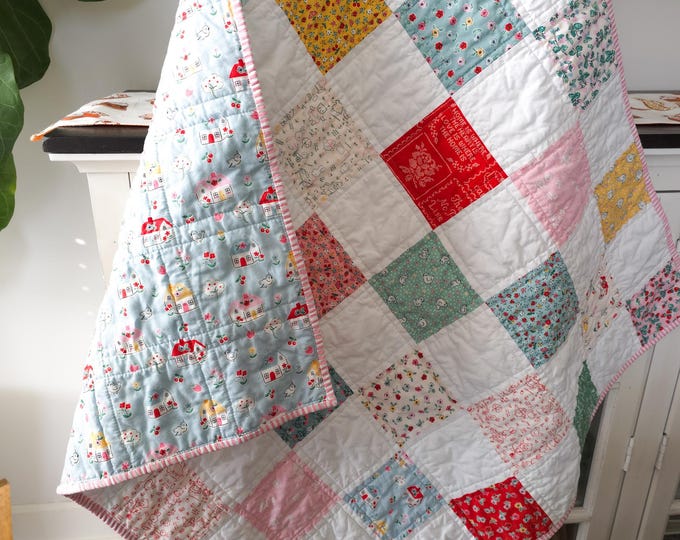 Pastel Patchwork Baby Quilt – Handmade Vintage-Inspired Nursery Blanket – Soft Cotton Cot Quilt – Made to Order